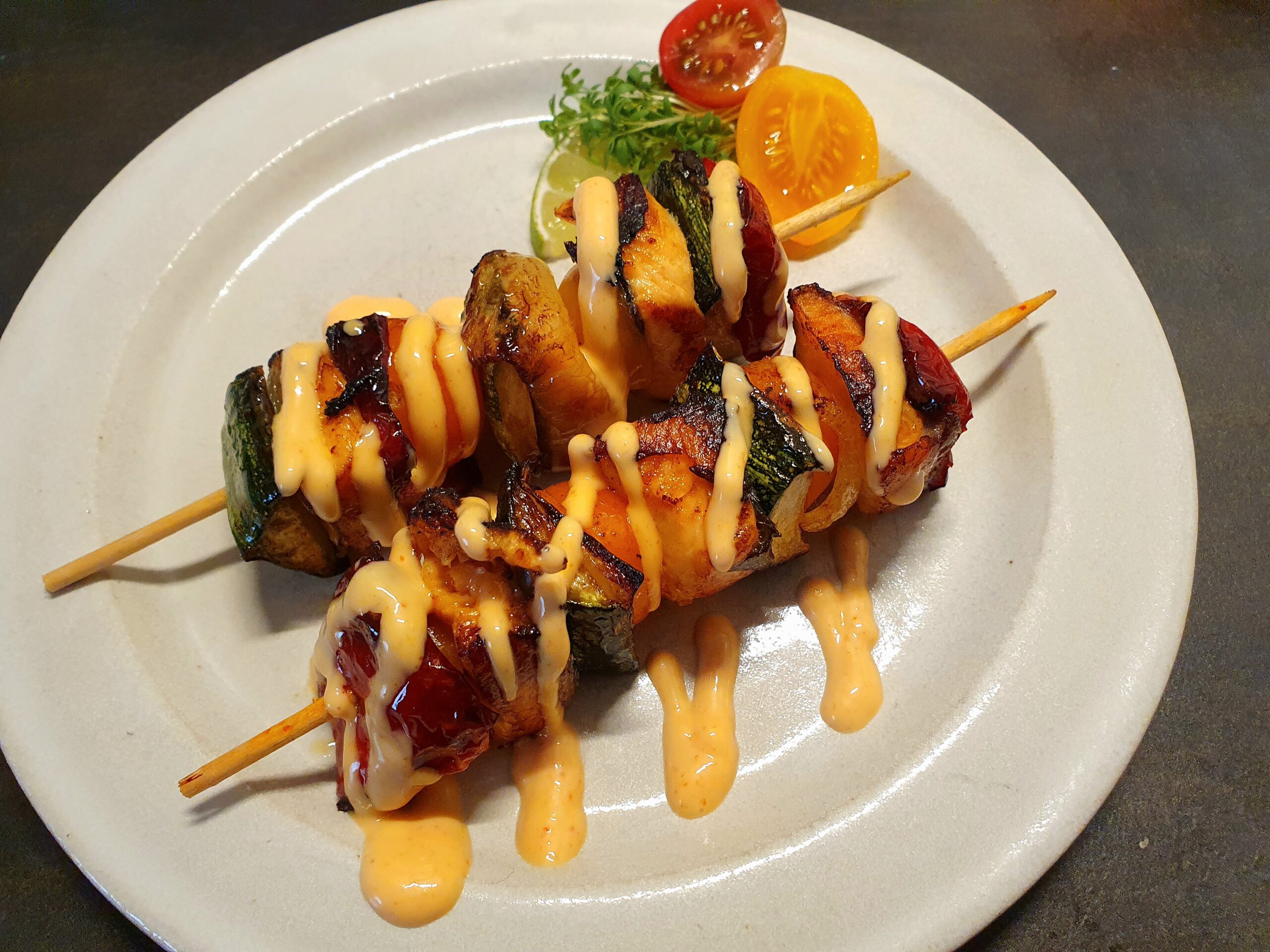 Schlemmersnack oder Vorspeise: Fischspieße mit Chili-Limetten-Dip ...